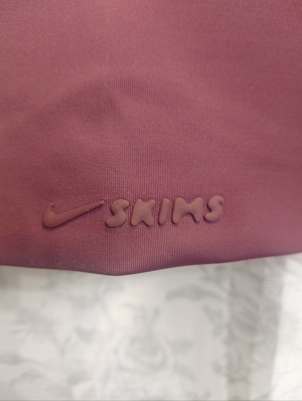 NikeSkims Shine V-Neck Bra - Picture 5 of 8
